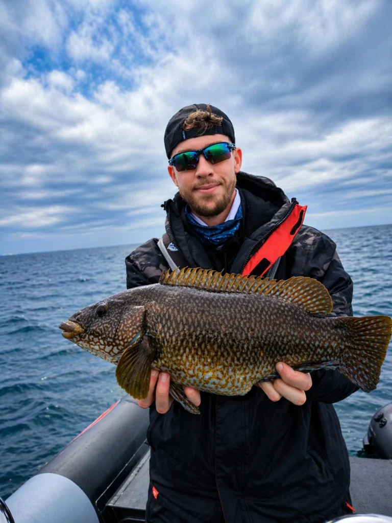 pêcheur avec un poisson